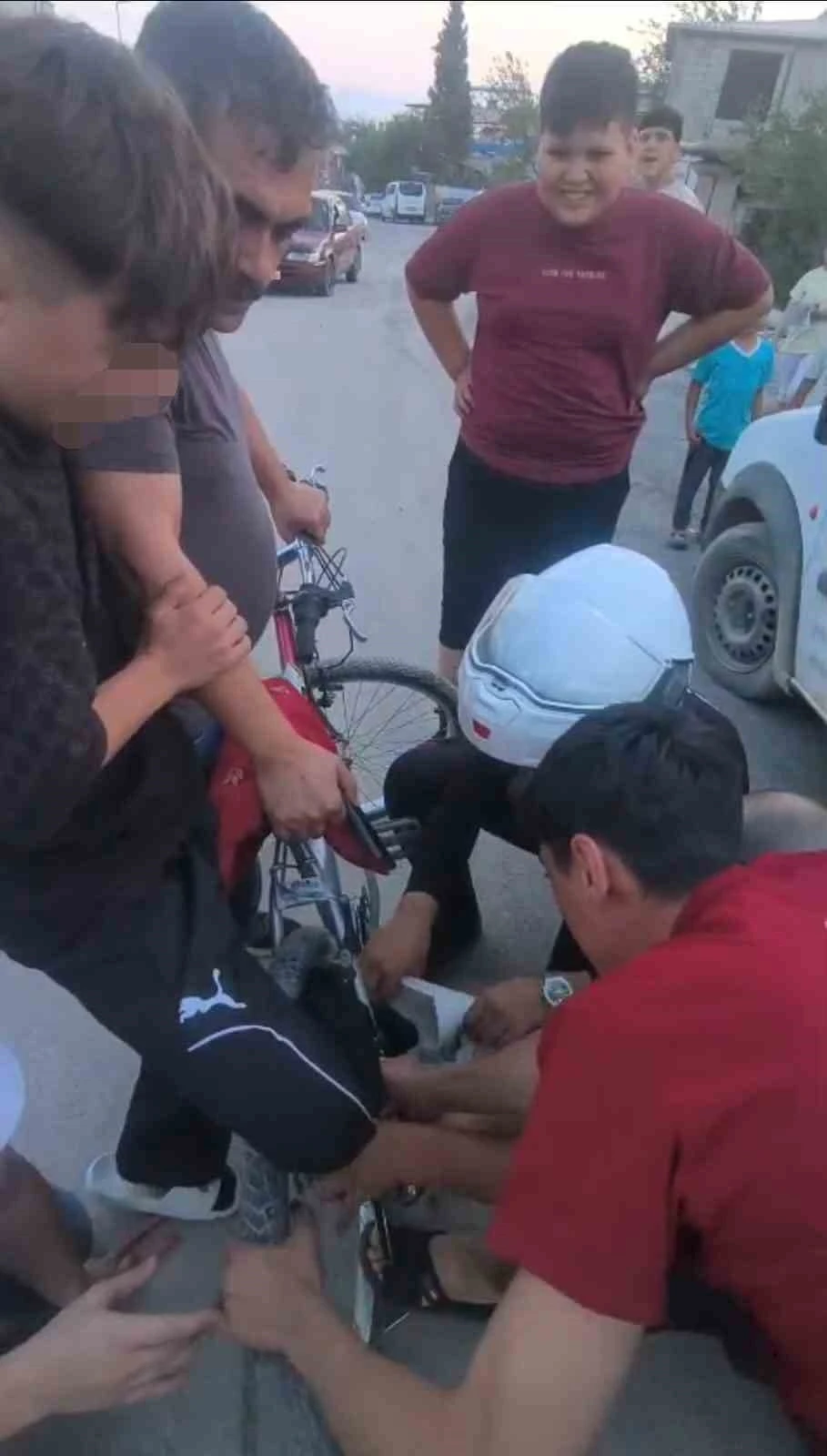 Ayağı bisiklete sıkışan çocuğun yardımına Yunus po