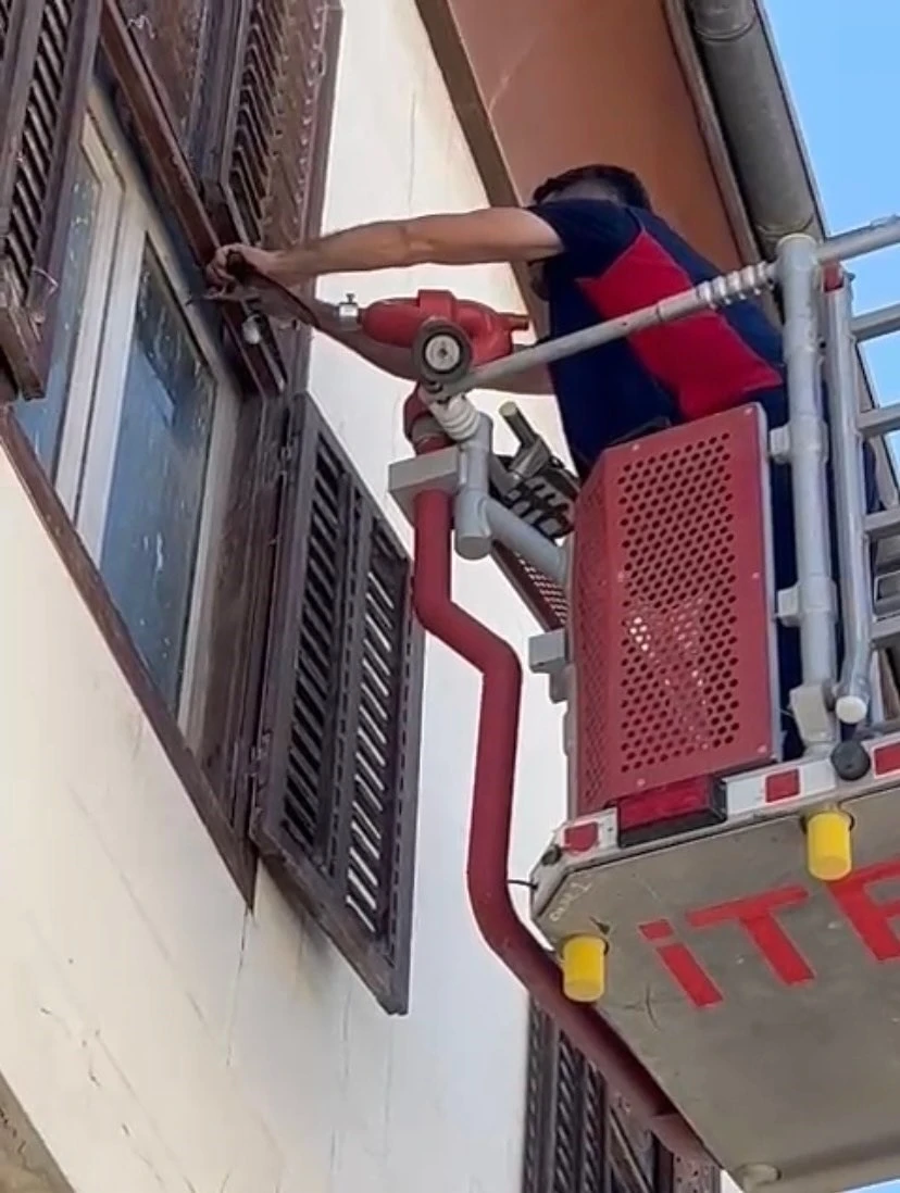 Ayağına ip dolanan kırlangıca itfaiyeden müdahale
