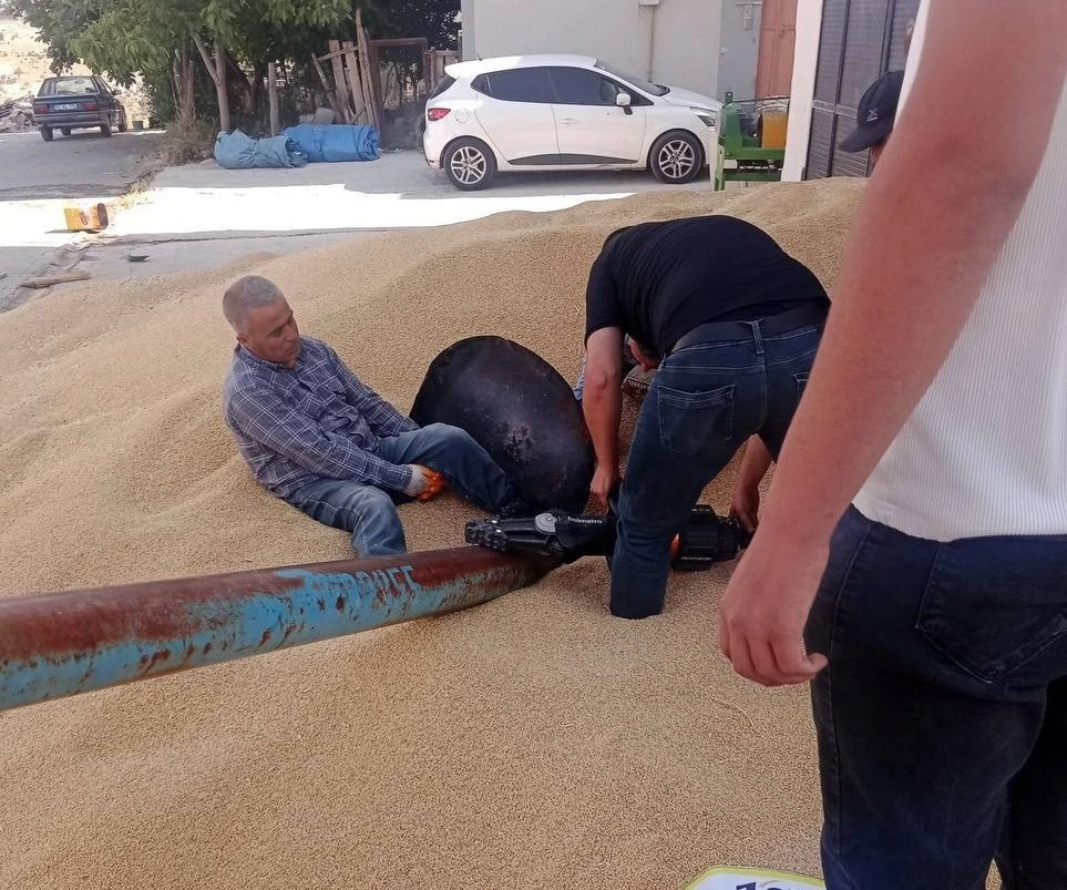 Ayağını hububat elevat&ouml;r&uuml;ne kaptıran kişi yaralandı

