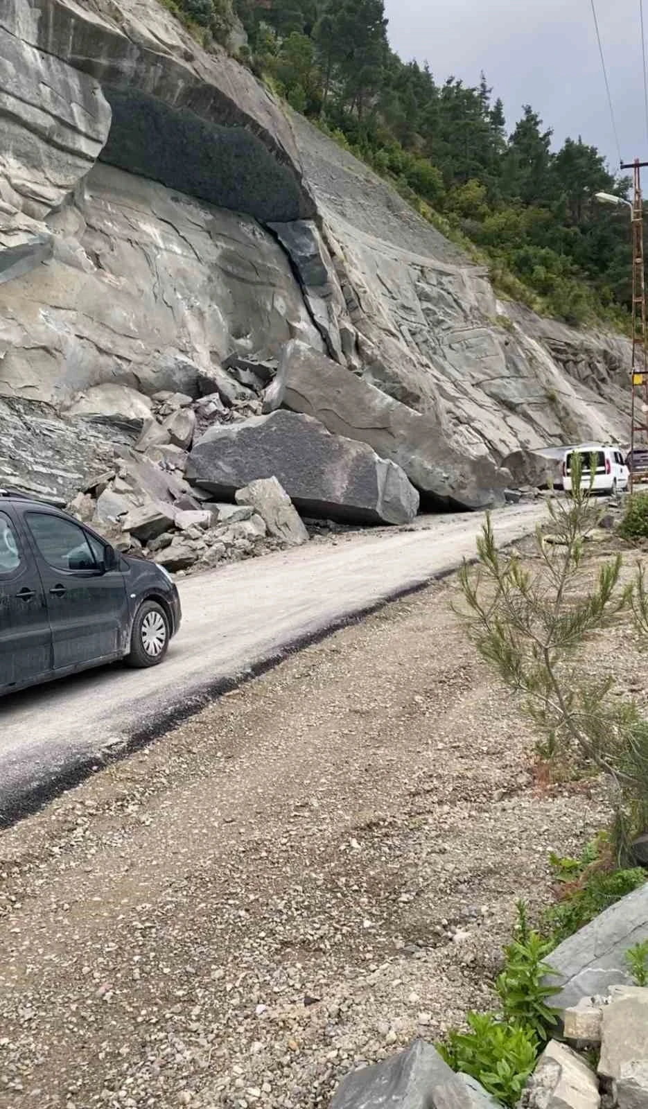 Ayancık’ta heyelan: Köy yolu trafiğe kapatıldı