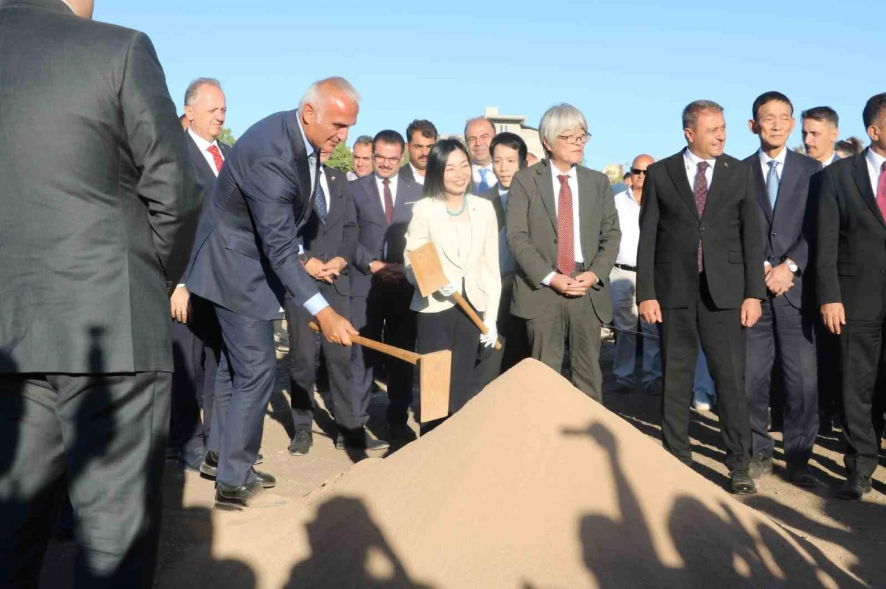 Ayanlar Höyük’te kazı çalışmaları başladı: İlk kazmayı Japon Altes Prensesi Akiko Mikasa vurdu
