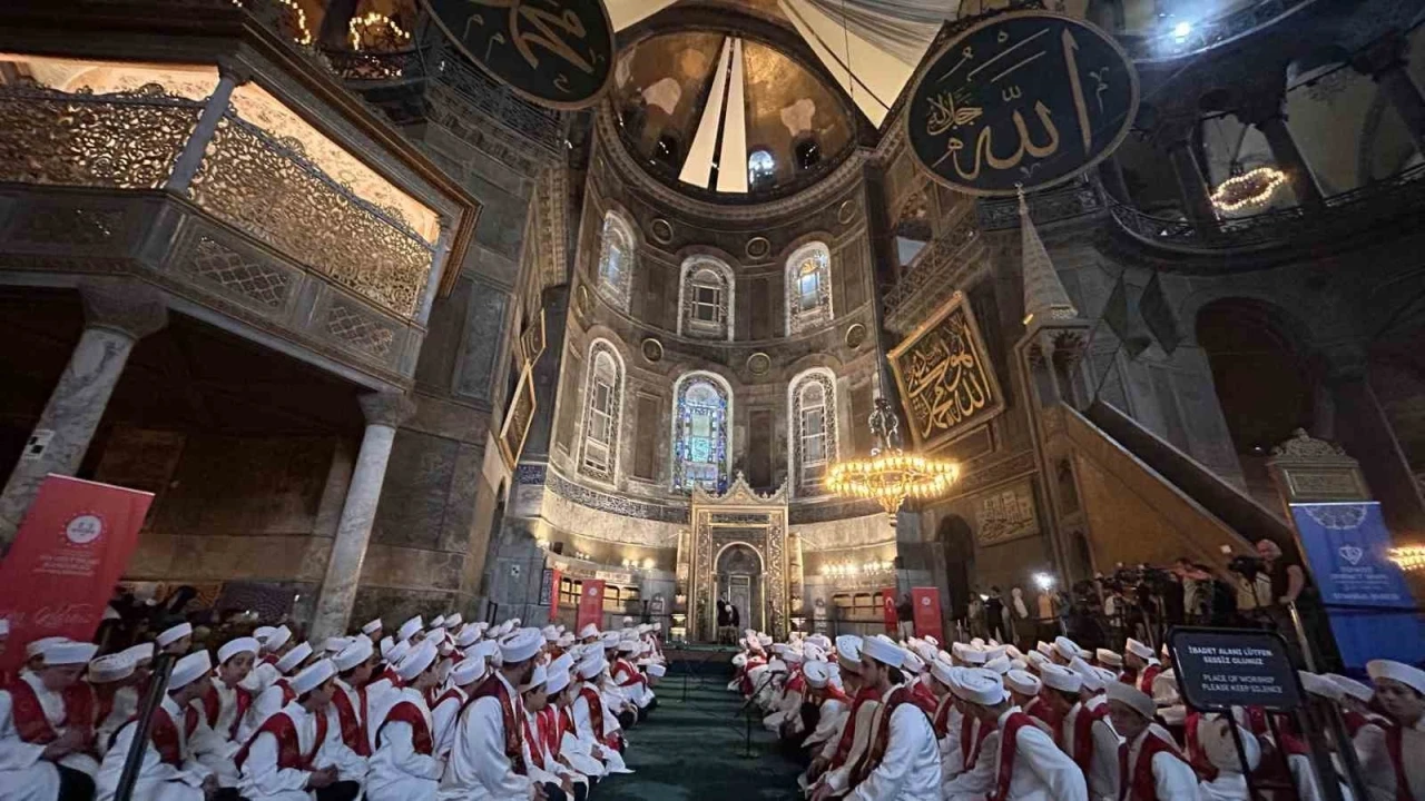 Ayasofya Camii&rsquo;nde 15 Temmuz şehitleri i&ccedil;in 253 hafız tarafından hatim duası okundu
