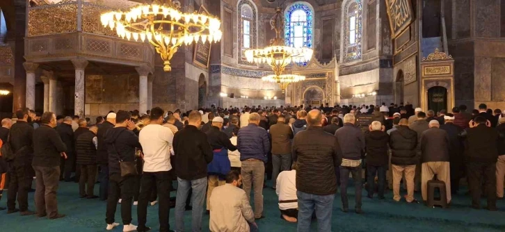 Ayasofya Camii&rsquo;nde Filistin&rsquo;de &ouml;ld&uuml;r&uuml;lenler i&ccedil;in gıyabi cenaze namazı kılındı
