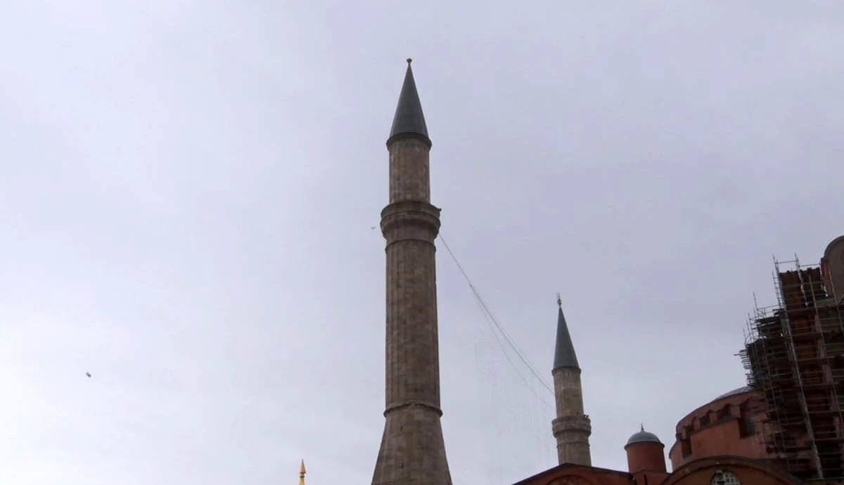 Ayasofya Camii&rsquo;nin alemi şiddetli r&uuml;zgar nedeniyle d&uuml;şt&uuml;
