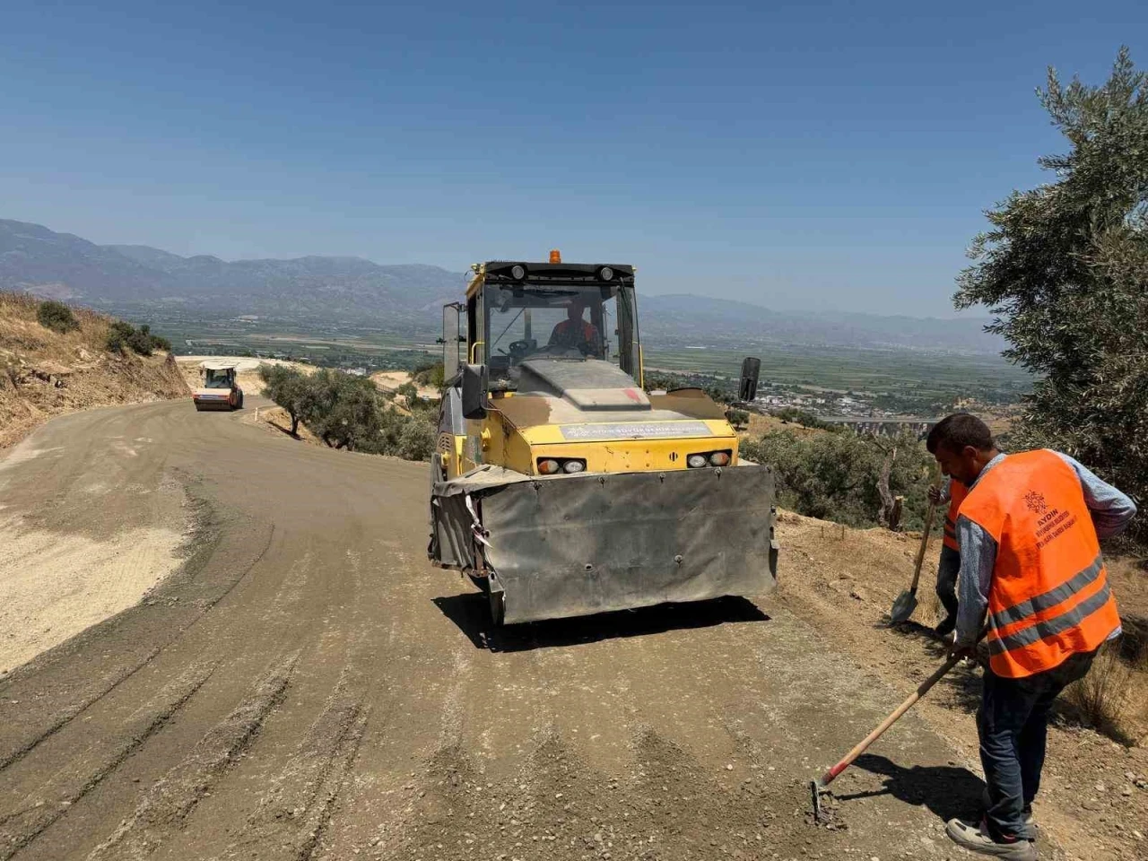 Aydın B&uuml;y&uuml;kşehir 17 il&ccedil;ede yol &ccedil;alışmalarını s&uuml;rd&uuml;r&uuml;yor
