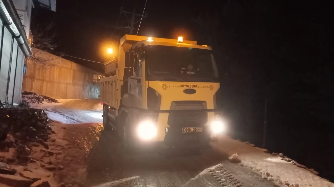 Aydın B&uuml;y&uuml;kşehir Belediyesi ekiplerinden kar mesaisi
