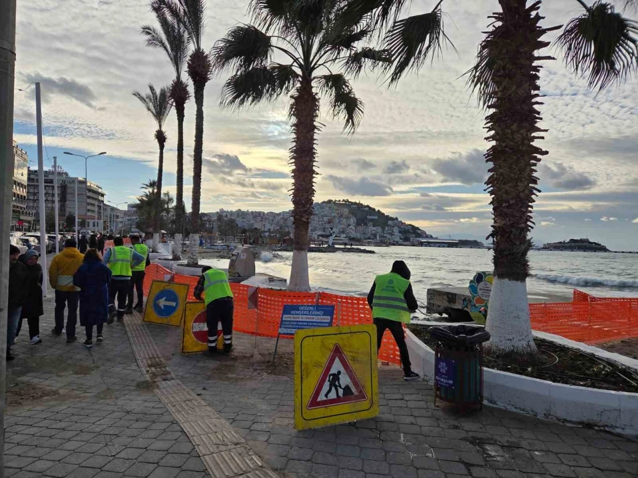 Aydın B&uuml;y&uuml;kşehir Belediyesi tarafından Kuşadası&rsquo;nda sahil şeridinde &ccedil;alışma başlatıldı
