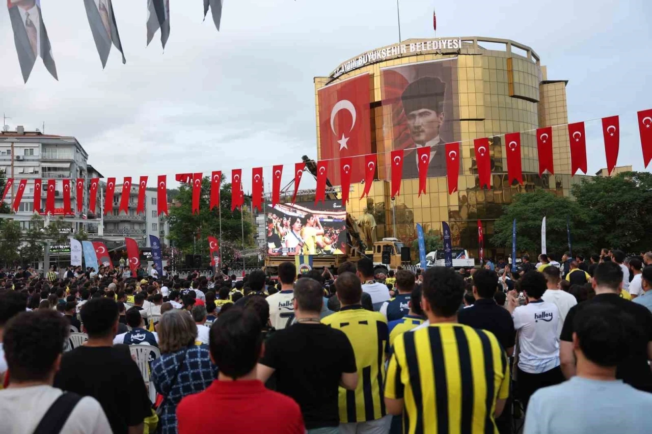 Aydın Büyükşehir’in kurduğu dev ekranda izlediler, şampiyonluğu kutladılar
