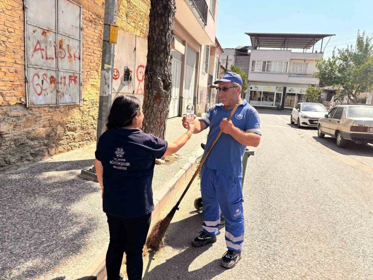 Aydın B&uuml;y&uuml;kşehir ve ASKİ personellerine sıcak havada su desteği
