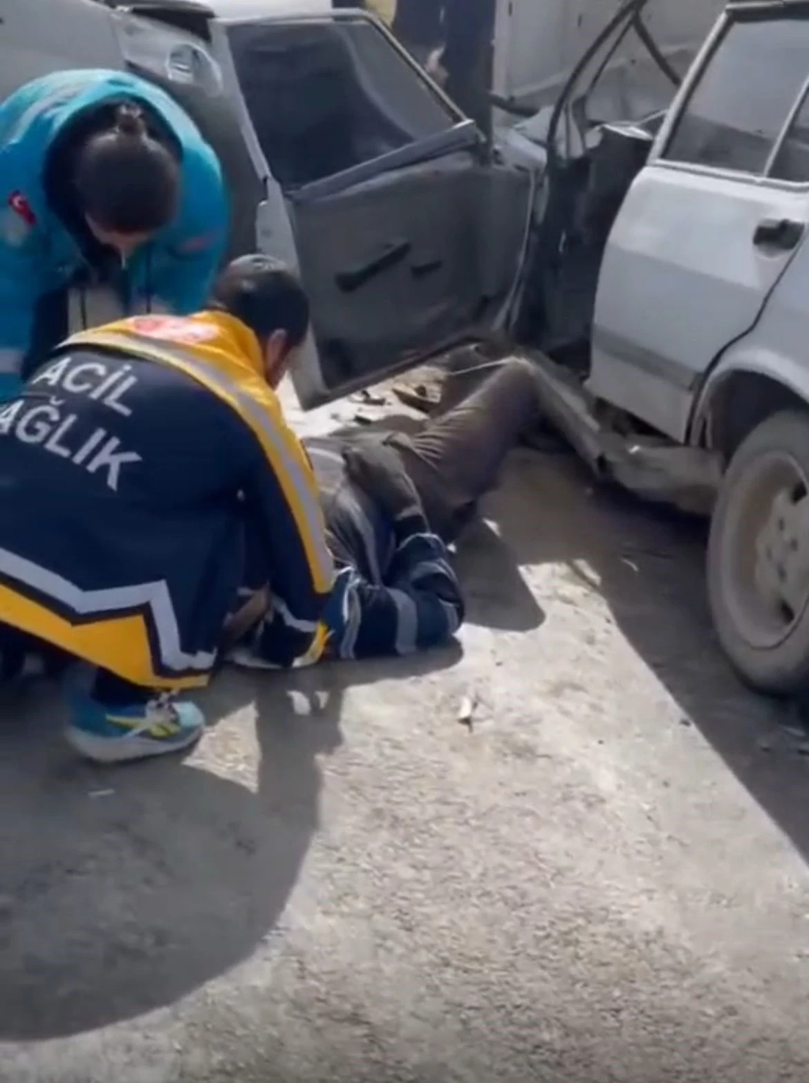 Aydın’da iki araç kafa kafaya çarpıştı 3 yaralı