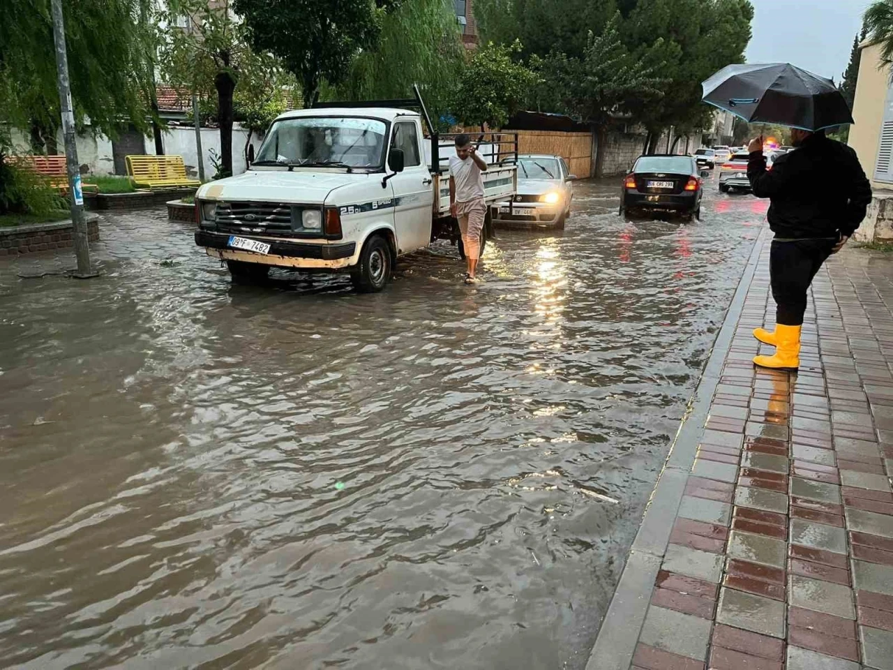 Aydın’da sağanak yağmur hayatı olumsuz etkiledi
