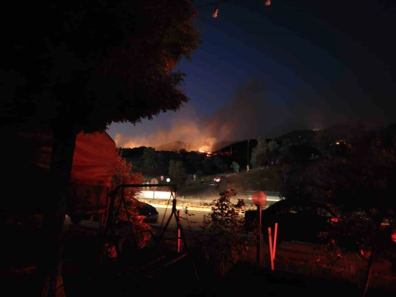 Aydın’daki yangını söndürme çalışmalarına gece görüşlü helikopterler havadan destek veriyor
