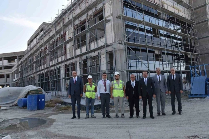 Aydın İl Sağlık M&uuml;d&uuml;r&uuml; Şenkul, &Ccedil;ine Devlet Hastanesi inşaatında incelemelerde bulundu
