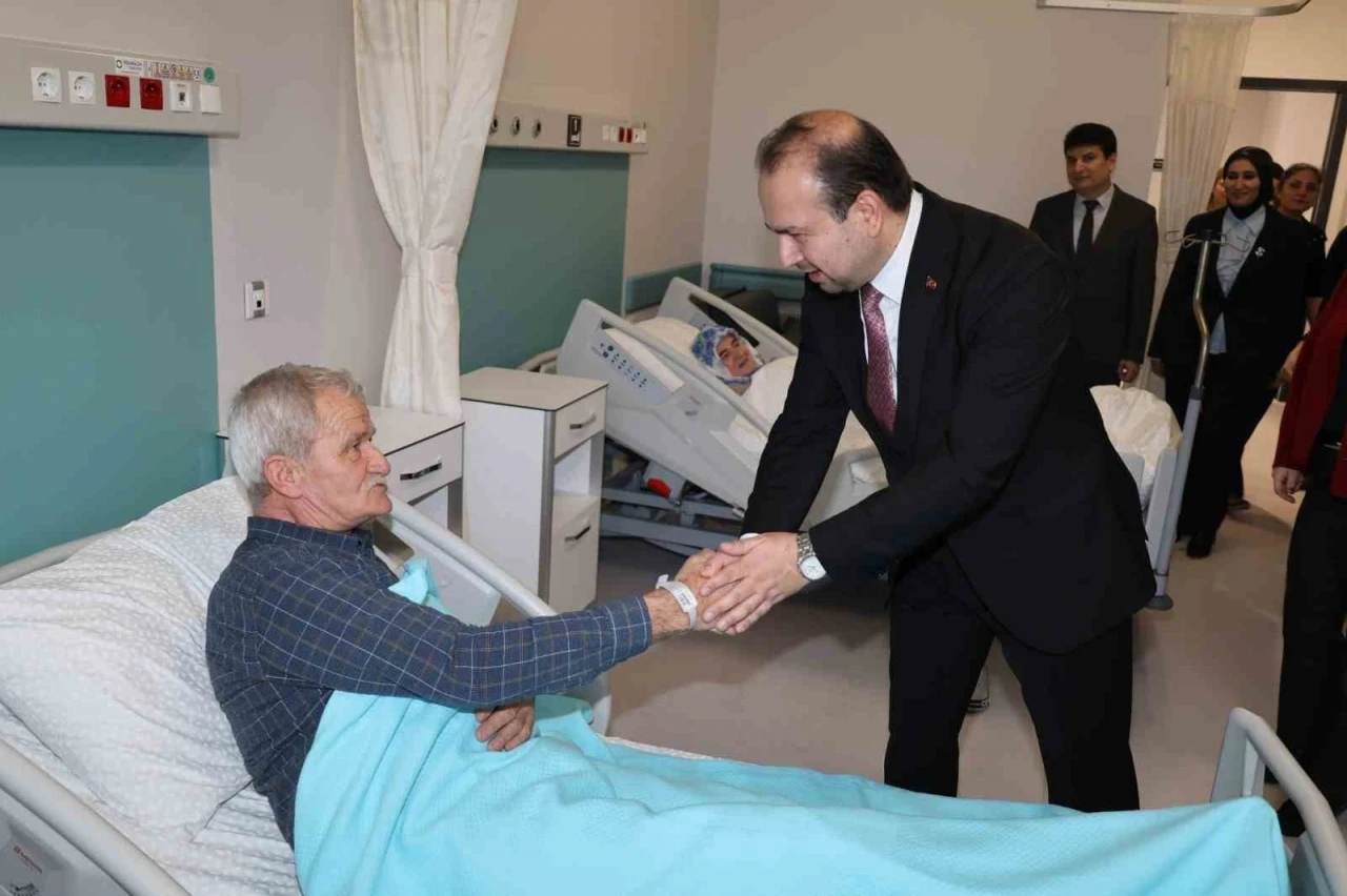 Aydın İl Sağlık M&uuml;d&uuml;r&uuml; Şenkul, hastanenin ilk yatan hastaları ile bir araya geldi
