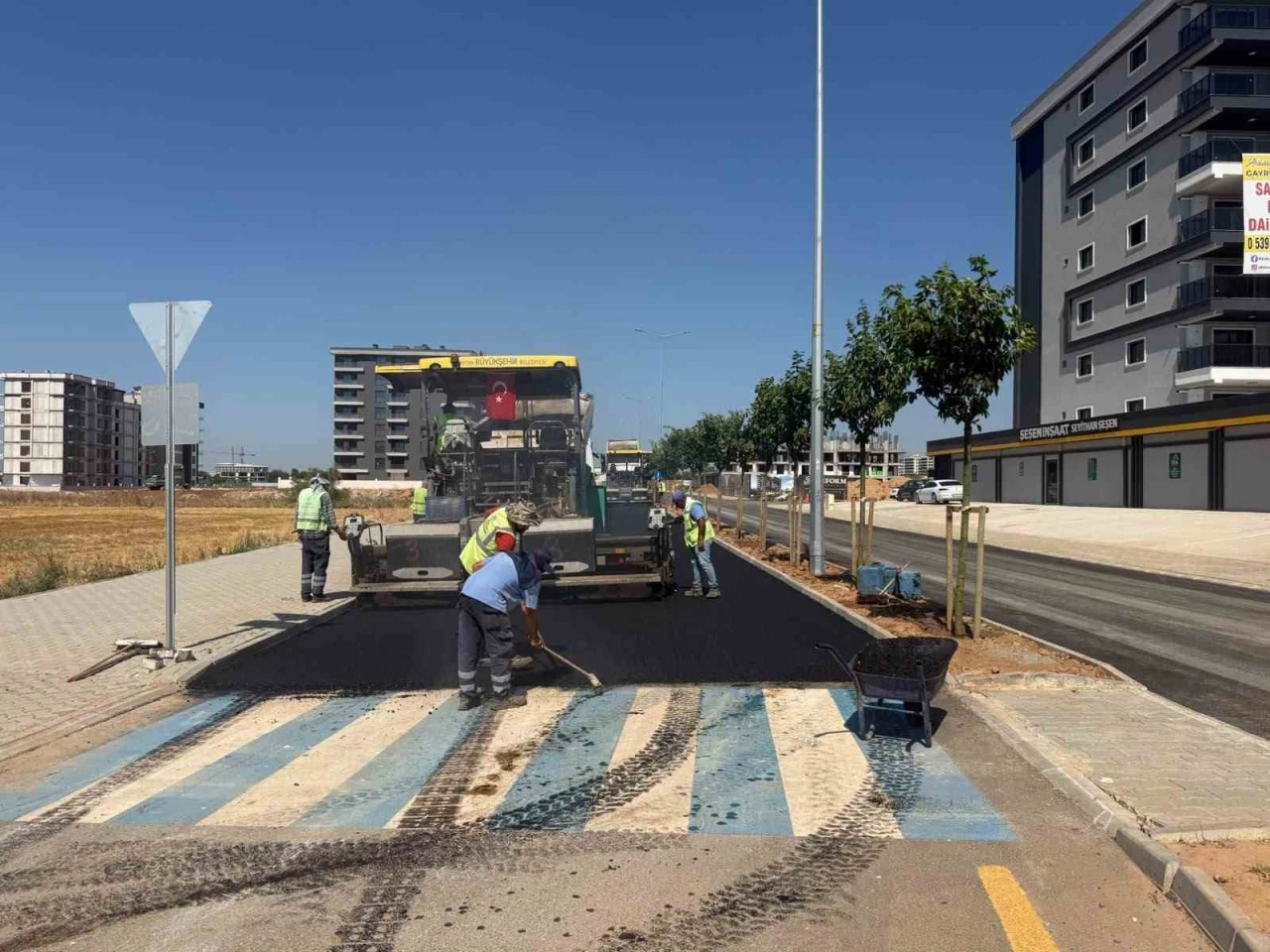 Aydın&rsquo;ın d&ouml;rt bir yanında yol seferberliği s&uuml;r&uuml;yor
