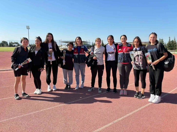 Aydın jandarması kız &ccedil;ocuklarını unutmadı
