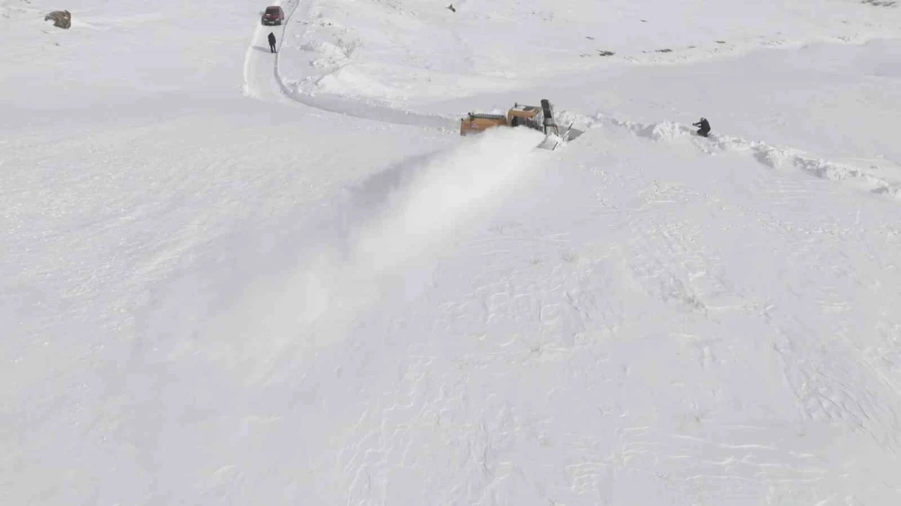Aydınlar&rsquo;da kar hayatı fel&ccedil; etti: Valilikten kar savurma makinesi desteği
