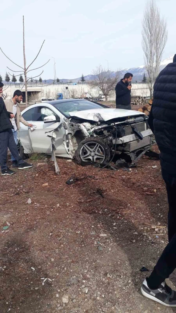 Aydınlatma direğine çarpan lüks otomobil kullanılamaz hale geldi
