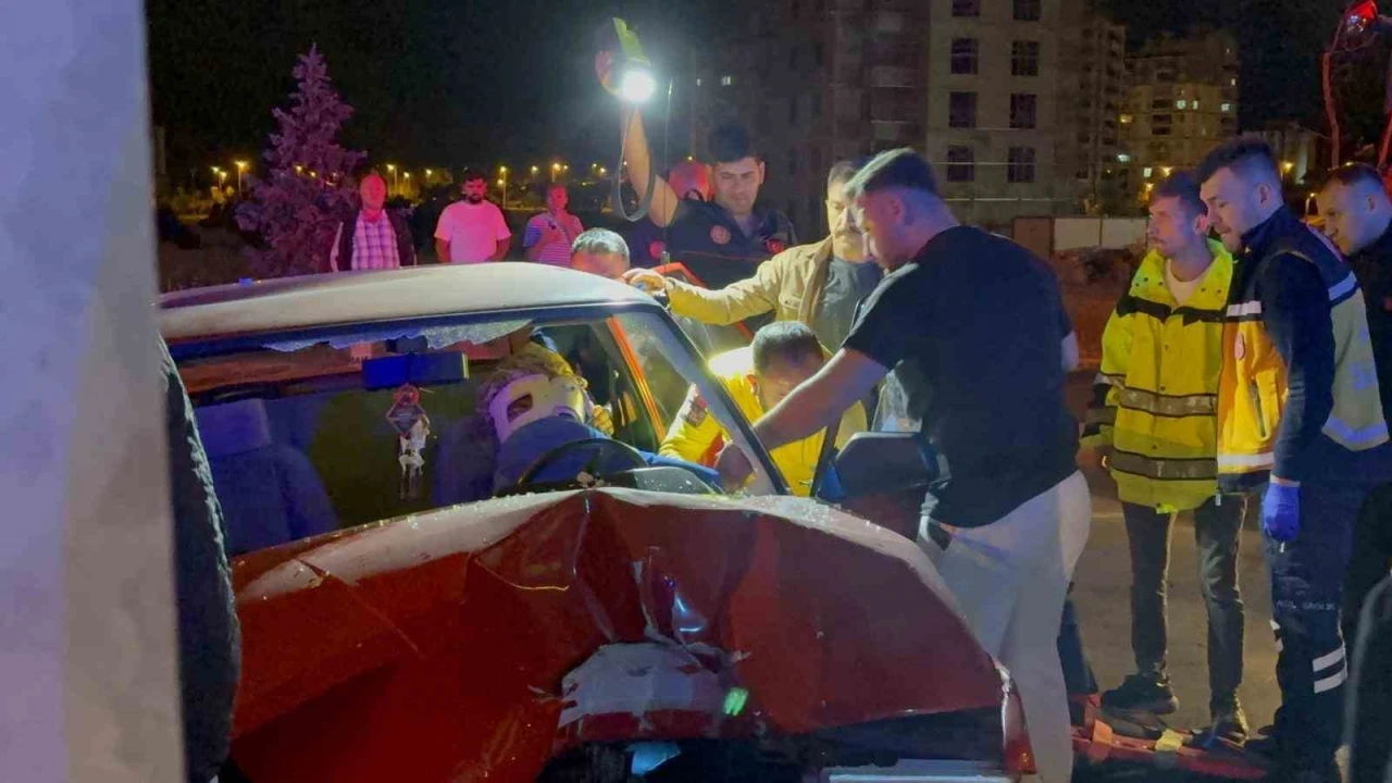 Aydınlatma direğine çarpan sürücü otomobilde sıkıştı: 3 yaralı
