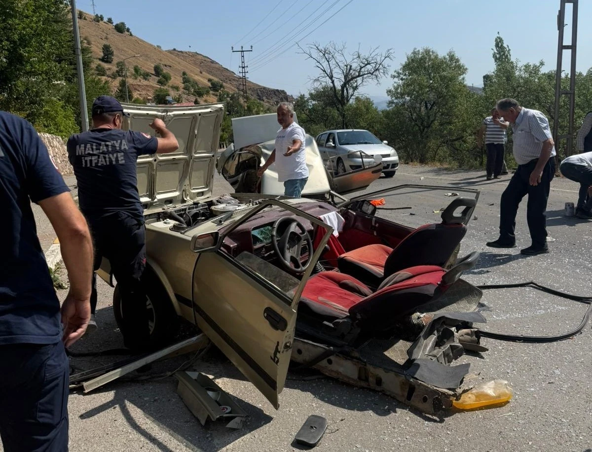 Aydınlatma direğine çarpan Tofaş ikiye bölündü: 1 yaralı
