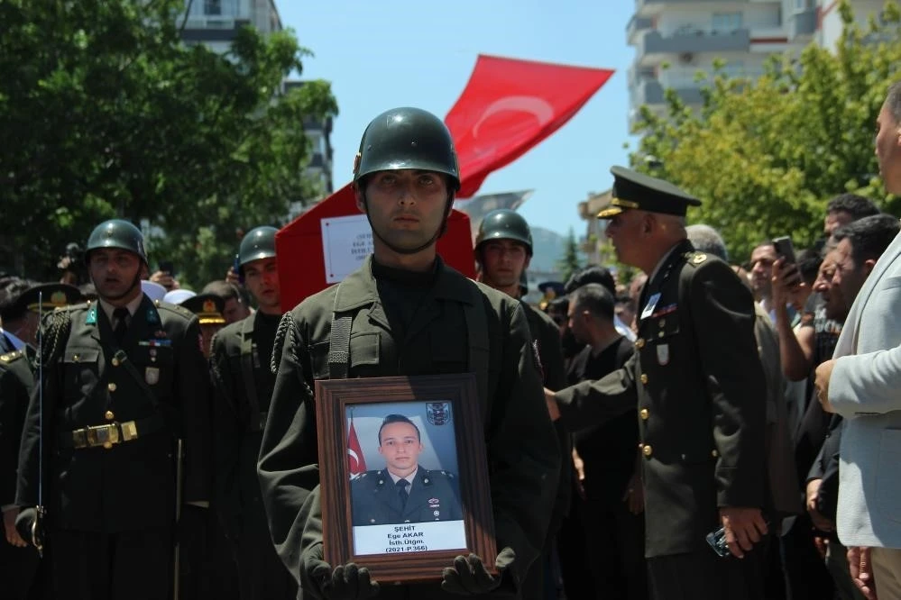 Aydınlı Şehit Üsteğmen Ege Akar, İzmir’de dualarla son yolculuğuna uğurladı
