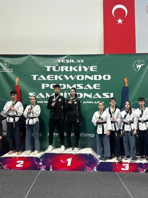 Aydınlı sporlar Taekwondo Poomsae Şampiyonası&rsquo;nda T&uuml;rkiye şampiyonu oldu
