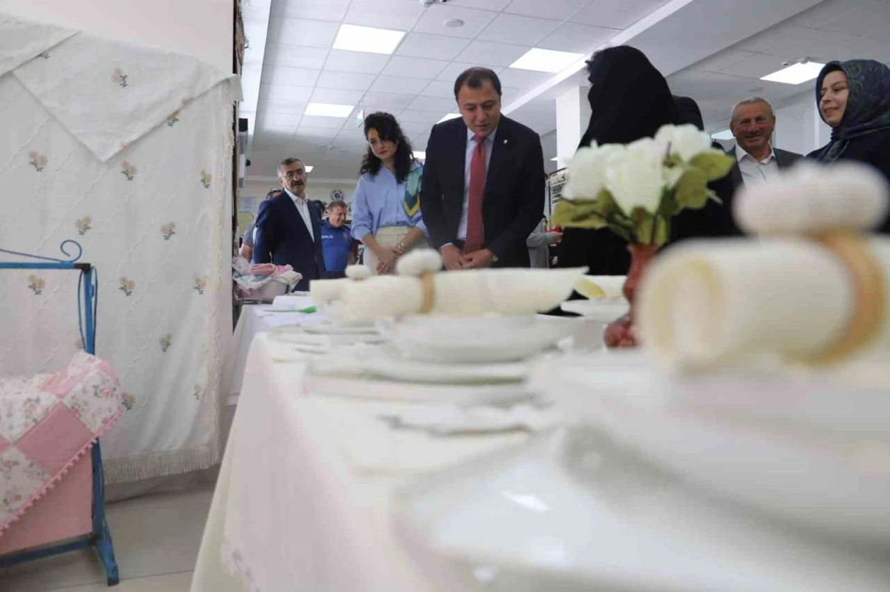 Aydıntepe&rsquo;de yıl sonu sergisi a&ccedil;ıldı
