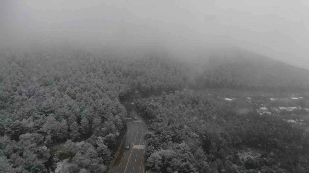 Aydos&rsquo;ta etkili olan kar yağışı havadan g&ouml;r&uuml;nt&uuml;lendi
