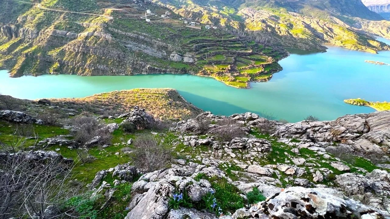 Ayı Nevruzu Gerger kayalıklarını renklendirdi
