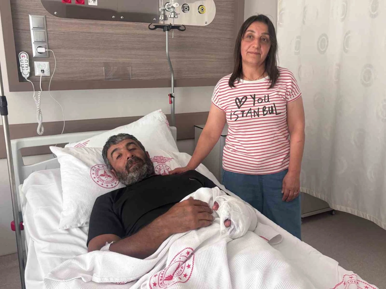 Ayı saldırısından yaralı kurtulan &ccedil;ift&ccedil;i yaşadıklarını anlattı: "K&uuml;rek olmasaydı sonum ne olurdu bilemedim"
