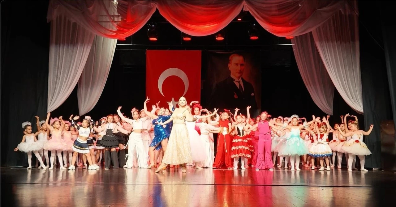 Aylar s&uuml;ren emek sahnede alkış aldı
