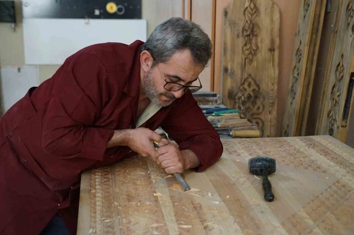 Aylarca tek tek eliyle oyduğu ahşap işlemeler, yurt dışından rağbet g&ouml;r&uuml;yor
