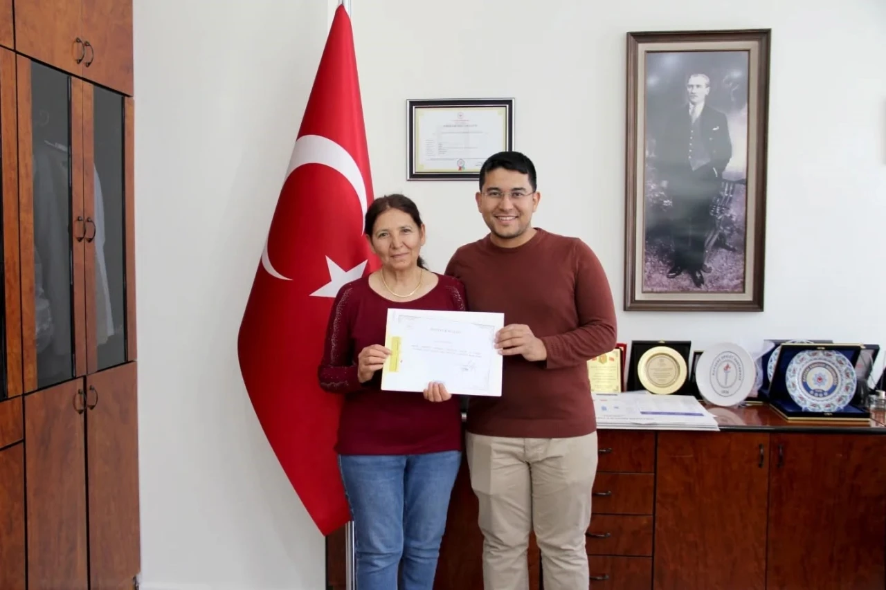 Aynı hastanede görev yaptığı doktor oğlundan Teşekkür Belgesi aldı
