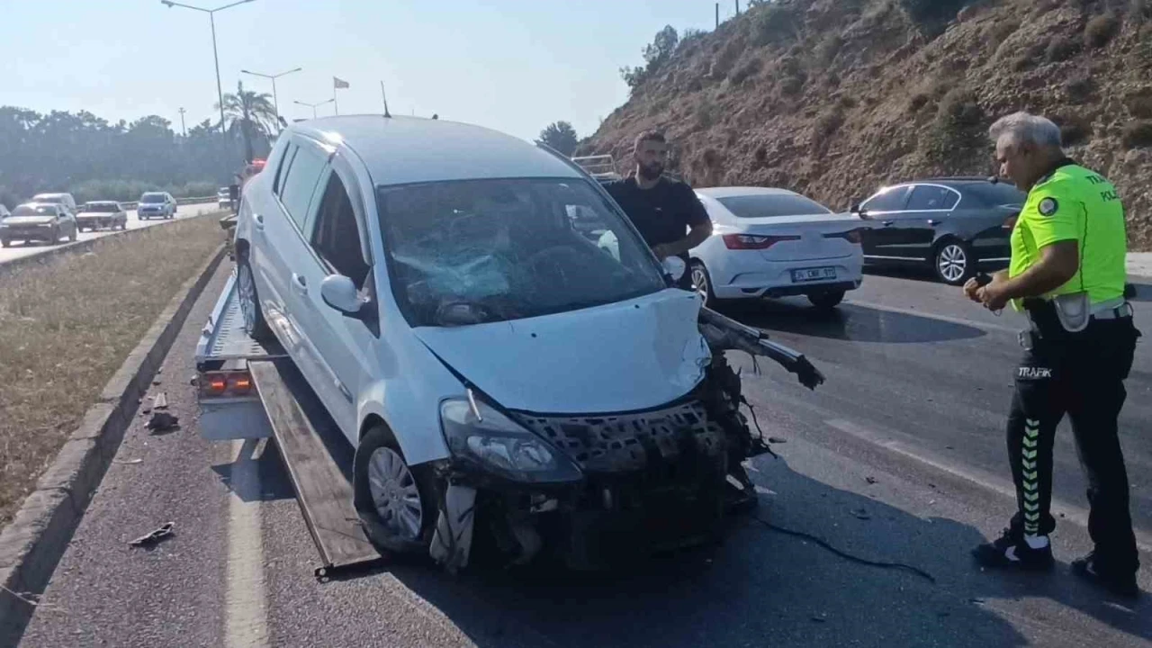 Aynı istikametteki araca çarptıktan sonra Karşı şeride geçip tur aracına çarptı: 3 yaralı
