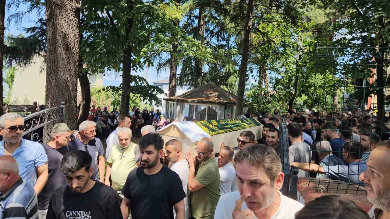 Aynı motosiklette can veren anne-baba g&ouml;zyaşlarıyla uğurlandı
