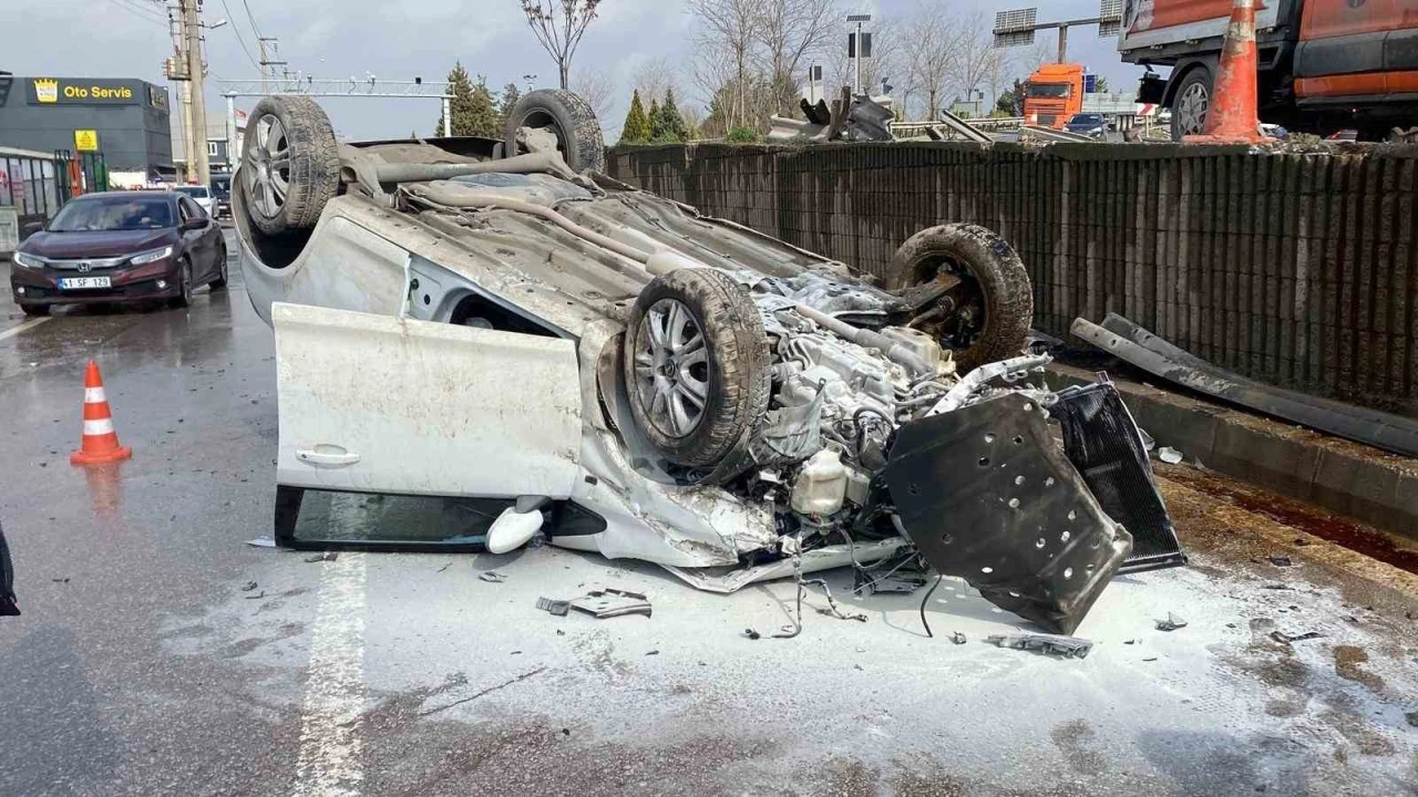 Aynı yerde 5 saat arayla ikinci kaza: Otomobil yan yola d&uuml;ş&uuml;p ters d&ouml;nd&uuml;, 2 kişi yaralandı
