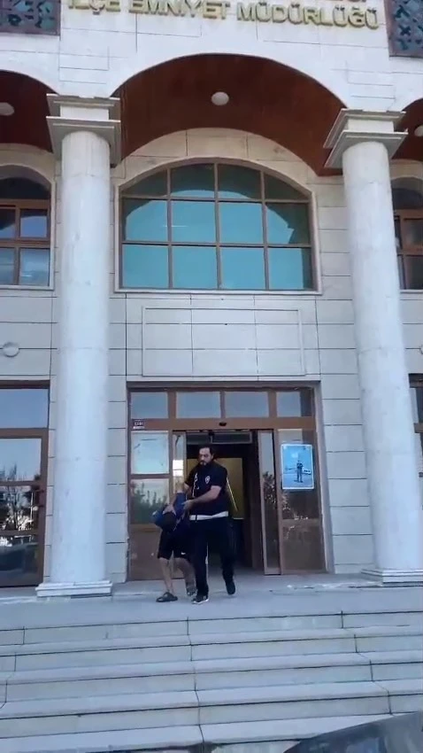 Ayrılmak istediği i&ccedil;in evlatlarının &ouml;n&uuml;nde eli bı&ccedil;aklı kocası tarafından &ouml;ld&uuml;resiye d&ouml;v&uuml;ld&uuml;
