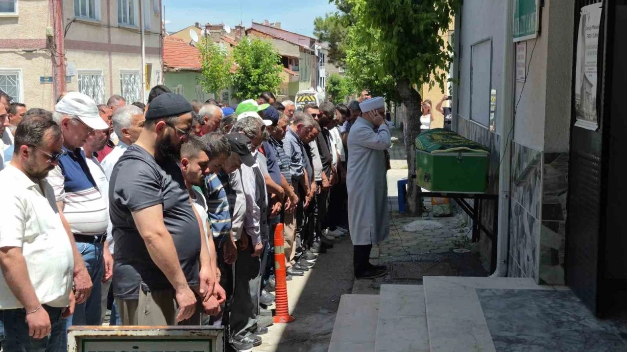 Ayşe teyze aracın altında kaldığı sokaktan son yolculuğuna uğurlandı
