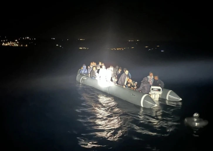 Ayvacık a&ccedil;ıklarında 23 ka&ccedil;ak g&ouml;&ccedil;men yakalandı, 45 ka&ccedil;ak g&ouml;&ccedil;men kurtarıldı
