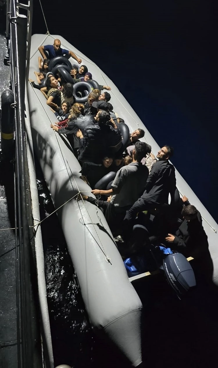 Ayvacık açıklarında 38 kaçak göçmen yakalandı
