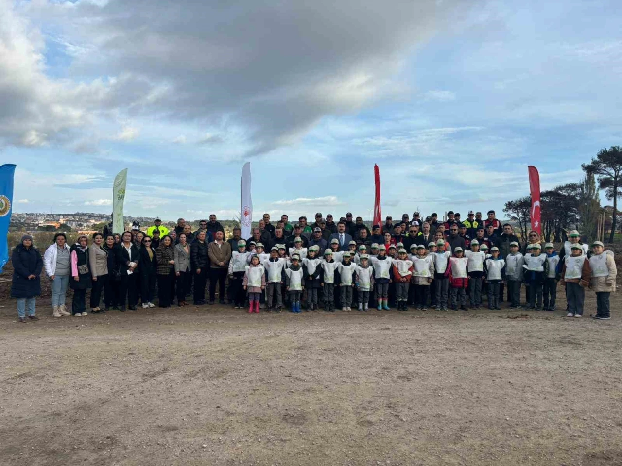 Ayvacık’ta 1500 Fıstık Çamı Fidanı Toprakla Buluşturuldu
