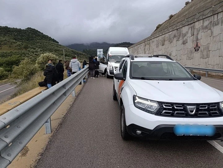 Ayvacık&rsquo;ta 27 ka&ccedil;ak g&ouml;&ccedil;men ile 2 g&ouml;&ccedil;men ka&ccedil;ak&ccedil;ısı yakalandı
