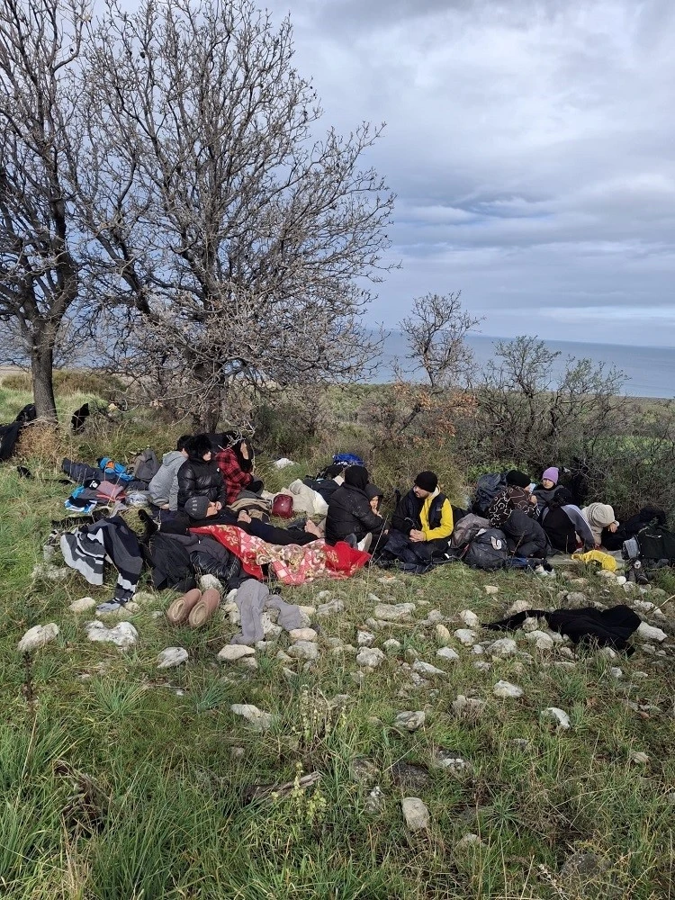 Ayvacık&rsquo;ta 39 ka&ccedil;ak g&ouml;&ccedil;men ile 1 g&ouml;&ccedil;men ka&ccedil;ak&ccedil;ısı ş&uuml;phelisi yakalandı
