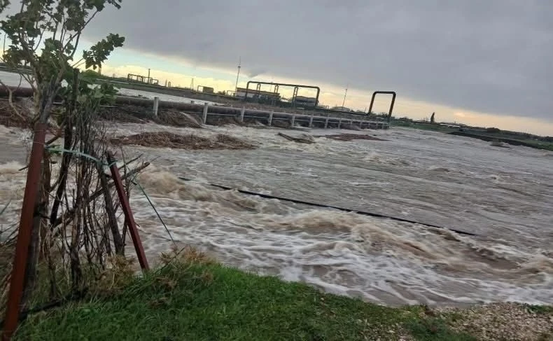 Ayvacık’ta aşırı yağış nedeniyle Tuzla Çayı taştı, tarım arazileri sular altında kaldı
