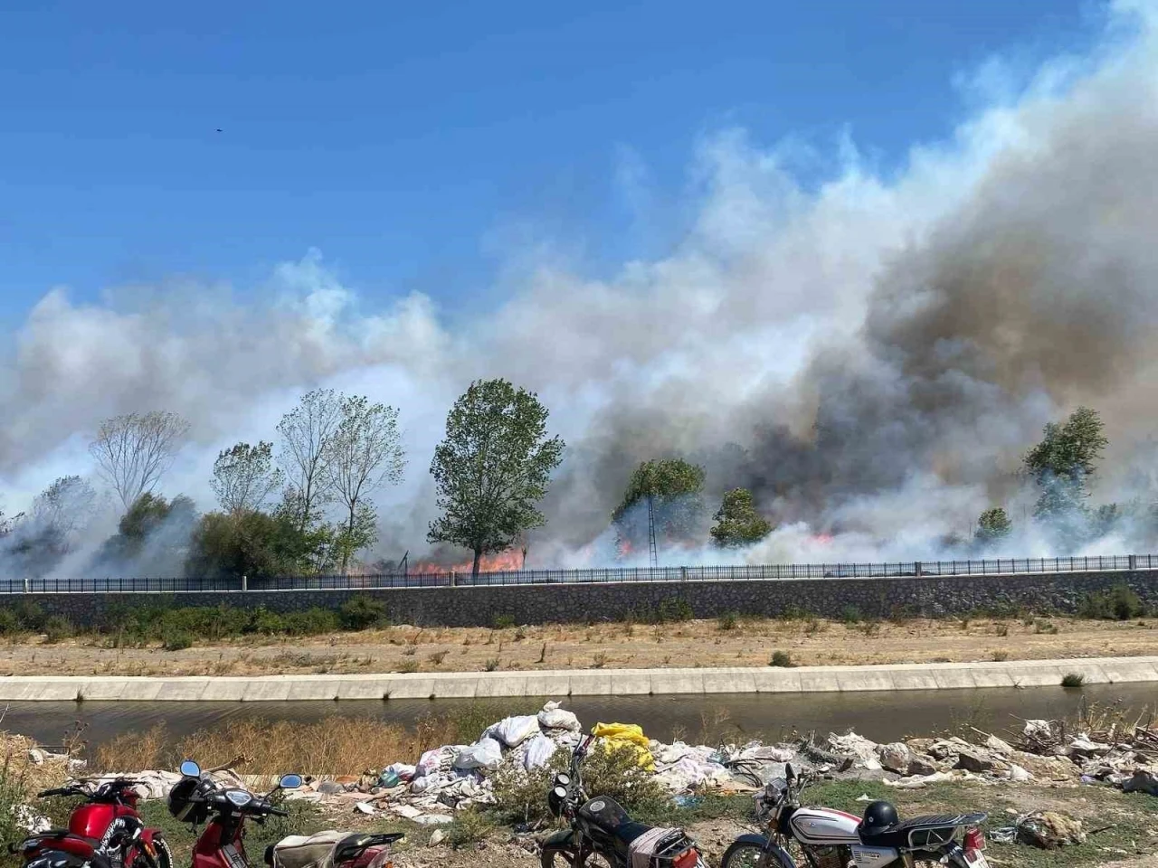Ayvacık’ta çöplük alanda çıkan yangın ormana sıçradı
