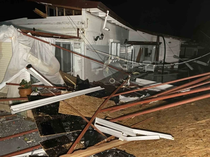 Ayvacık’ta fırtına yazlık evlerle işletmelerin çatılarını uçurdu, ağaçlar ve elektrik direkleri devrildi
