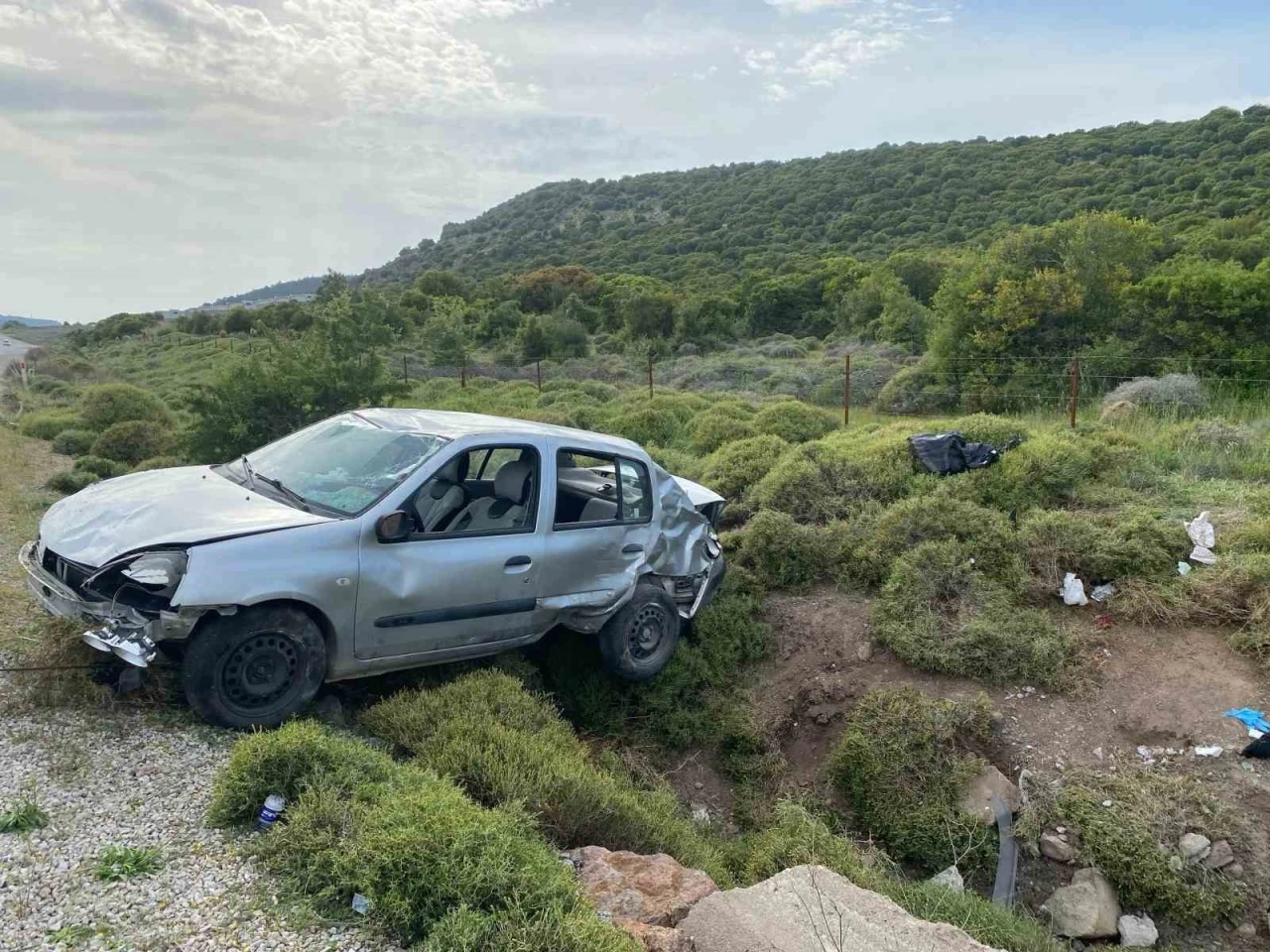 Ayvacık’ta şarampole yuvarlanan araçtaki 4 kişi yaralandı
