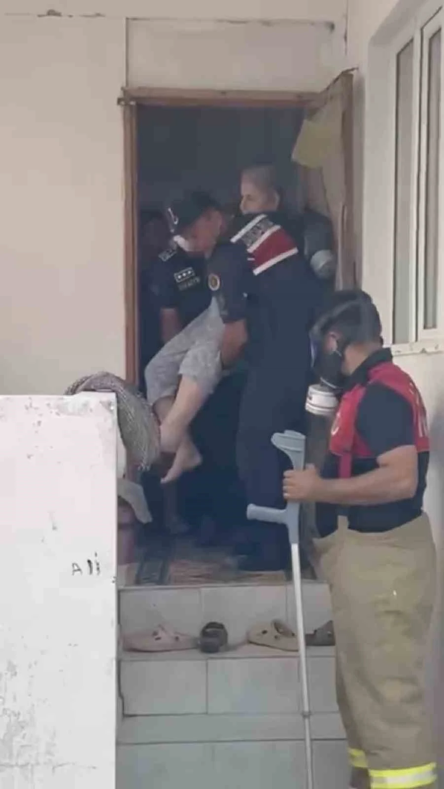 Ayvacık’taki yangında itfaiye ve jandarma ekipleri, yürüyemeyen yaşlı kadını kurtardı
