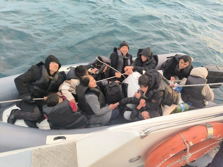 Ayvalık a&ccedil;ıklarında 10 g&ouml;&ccedil;men kurtarıldı
