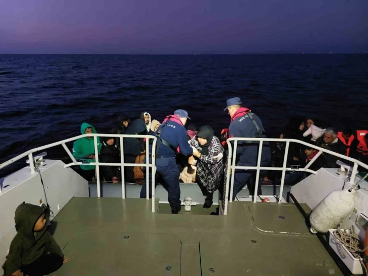 Ayvalık a&ccedil;ıklarında 49 d&uuml;zensiz g&ouml;&ccedil;men kurtarıldı
